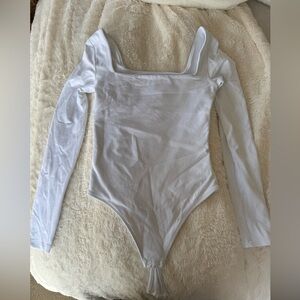 Aritzia long sleeve bodysuit in white, size XS